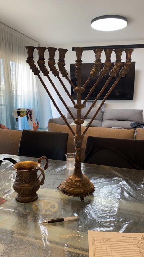 חנוכיית כסף מושחרת כפי שהגיעה לטיפול